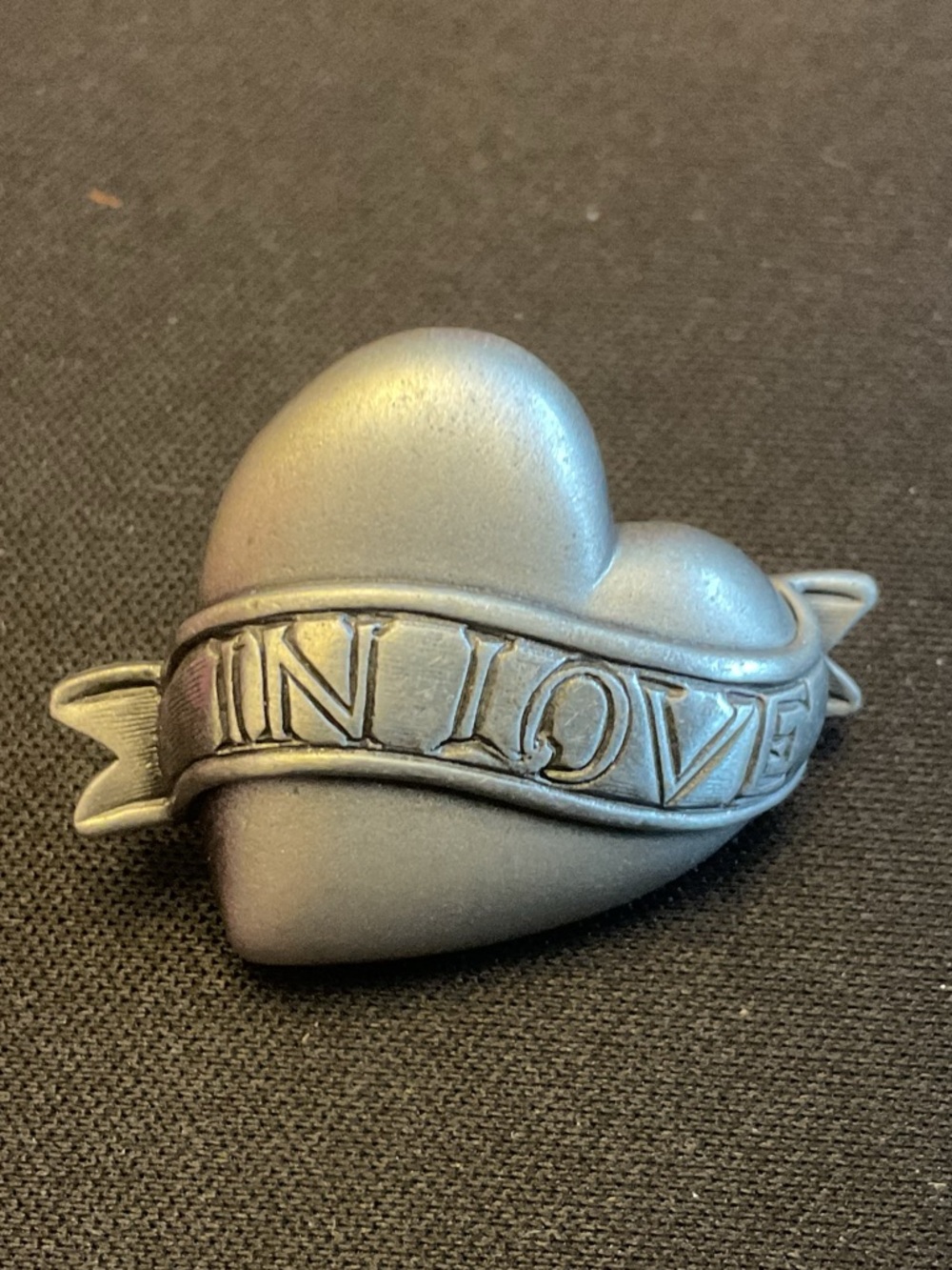 HEART TATTOO BROOCH VINTAGE IN LOVE BANNER TATTOO ART PEWTER ROCKABILLY PIN-UP